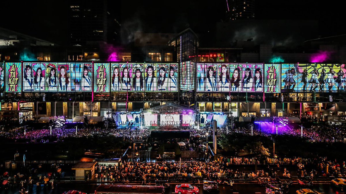 ผมคิดว่า 2 เหตุการณ์นี้คือสุดๆแล้วครับ มันคือปรากฎการณ์จริงๆ ผมไม่เคยเห็นแบบนี้ในไทยมาก่อนด้วยซ้ำ

1. เปิดตัวซิง 3 ในศึกคิงส์คัพ ที่ราชมัง เต้นถ่ายทอดสดทางทีวีทั้งประเทศ
2. เปิดตัวซิง 4 ด้วยฟรีคอนเสิร์ตลานหน้า CTW พร้อมเป็นครั้งแรกที่เปิดจอ panoramic ใหญ่ที่สุดในโลก
#BNK48