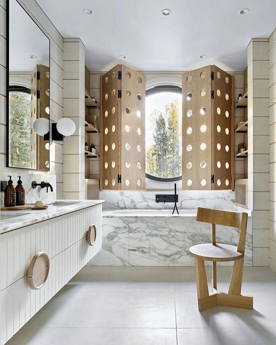 Argento Style designed this gorgeous bathroom for one of their clients and it’s a stunning work. Light finishes with touches of light wood make the space feel timeless and stylish. #masterbathroom #bathroomdecor #AD #interiors #interiordesign #interiorstyling #interiordesigner