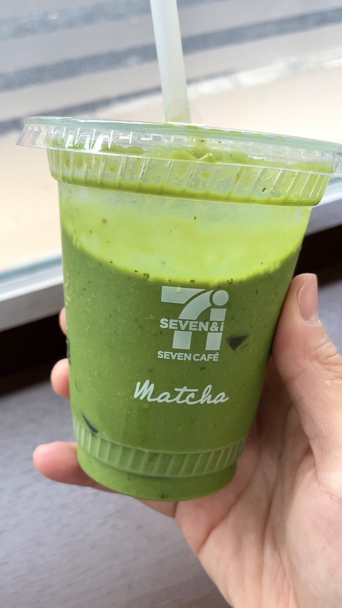 uryo1112's tweet photo. セブンイレブンの抹茶スムージーに黒糖わらびを入れると専門店レベルの本格激うま抹茶わらび餅ドリンクになるぞ！ https://t.co/wkK4HDNU3c