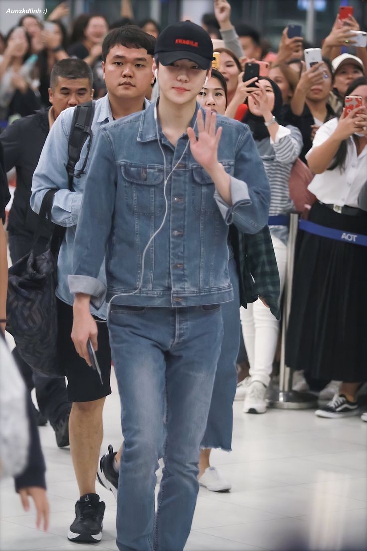 looks like sehun wore this denim jacket for the premiere 🤔