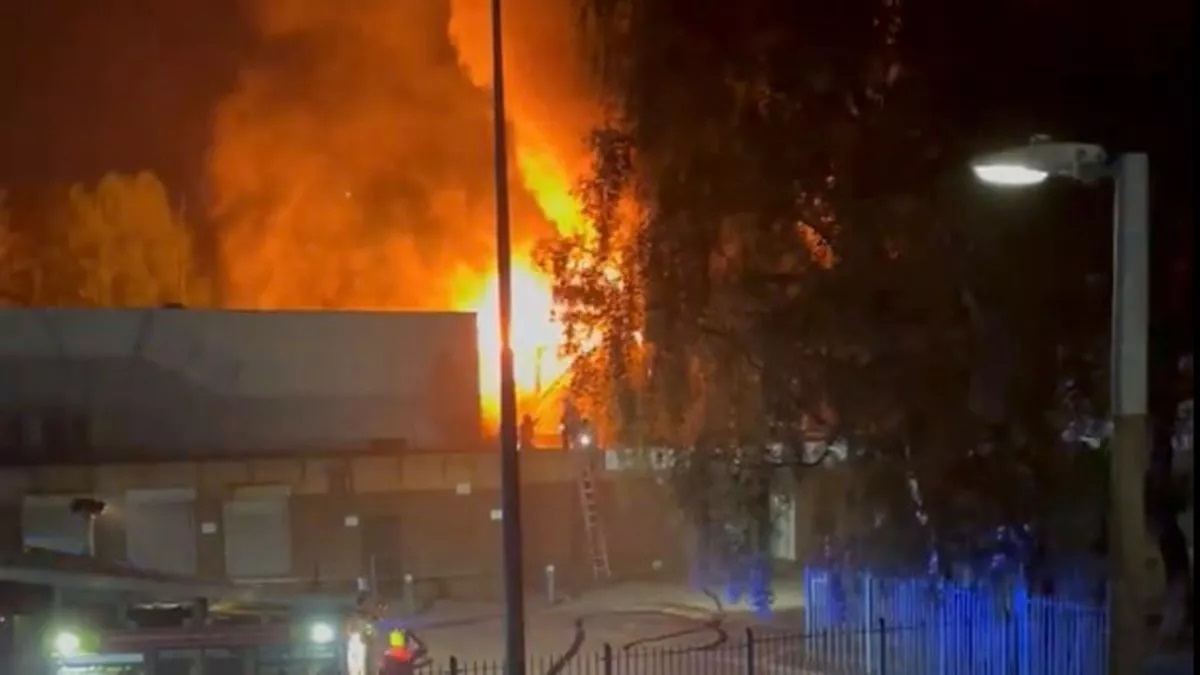BREAKING Huge blaze rips through leisure centre as residents told to keep windows and doors closed mirror.co.uk/news/uk-news/b…