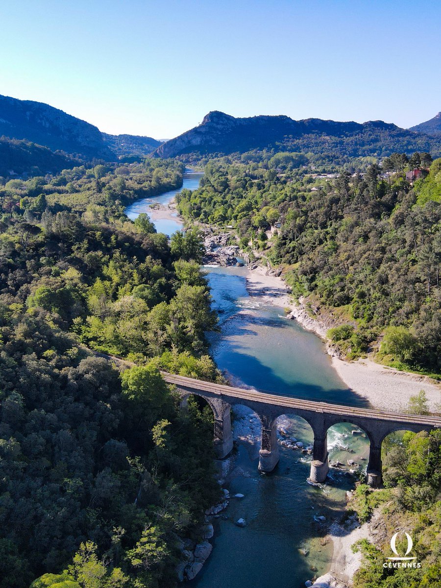 « La plaine brille au loin et fume.
Un oblique rayon venu
Du soleil surgissant allume
Le fleuve comme un sabre nu. »
🏞️
📖 Paul Verlaine
📷 @Stephane_Ozil
🗺️ Corbès 
#Cévennes #Gard #Oraterra