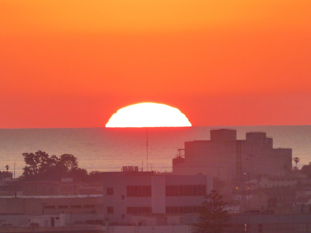 Despierta el #mediterráneo 🌅 🌊
 Buenos días #amanecer #10May

Siempre bonita 🧡📸😍 #Valencia
#cielosESA #StormHour #sunrise