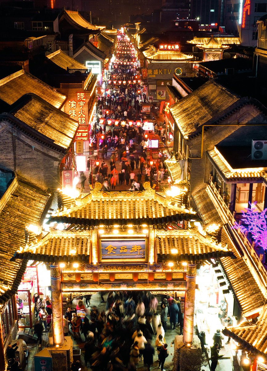 I like the Chinese term '热闹', even though there isn't a perfect English equivalent. 'Bustling' comes close, but it doesn't quite capture that lively and cozy vibe. What's your take on it?🤔
#XianNightMarket #ChineseLanguage