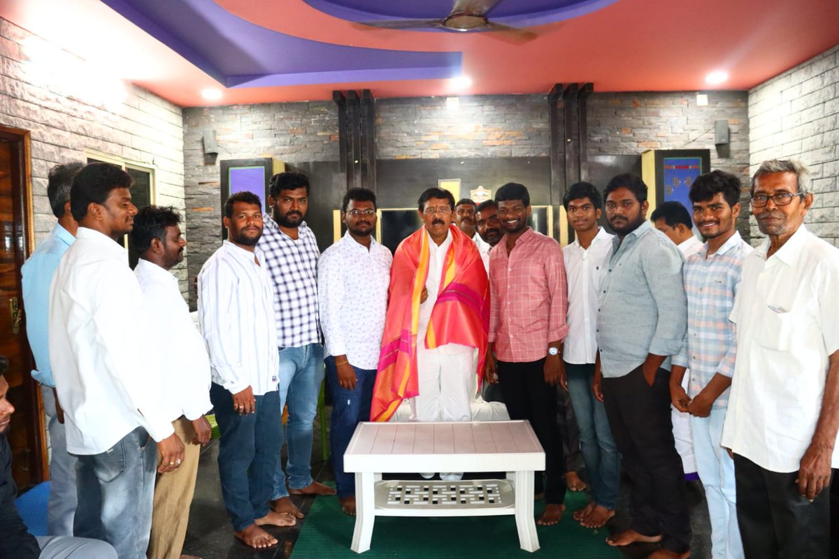 MekapatiYSRCP's tweet photo. కొండాపురం మండల ఆర్యవైశ్య సంఘం సభ్యులందరూ ఈరోజు దుత్తలూరు మండలంలోని వైఎస్ఆర్ కాంగ్రెస్ పార్టీ కార్యాలయంలో కలవడం జరిగింది. మే 13న జరిగే ఎన్నికలలో తమ మద్దతు మీకే అని వారు తెలియచేయడం జరిగింది.

#MekapatiRajaGopalReddy #RajaGopalReddy https://t.co/eZTaugjSi6