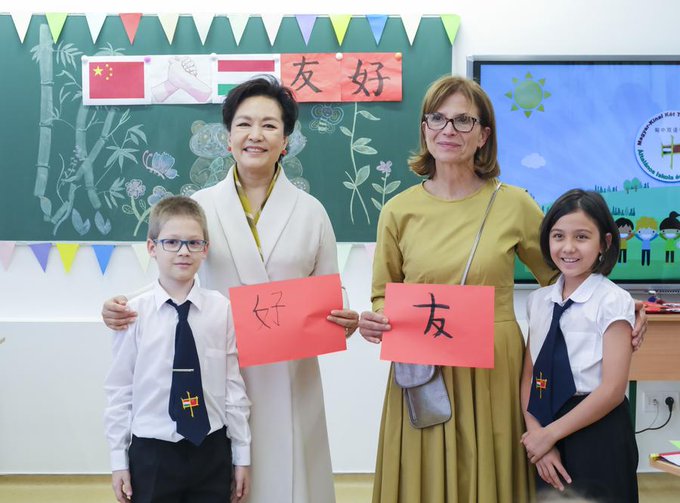 Peng Liyuan, wife of Chinese President Xi Jinping, visits Hungarian-Chinese bilingual school in Budapest -xhtxs.cn/TmV