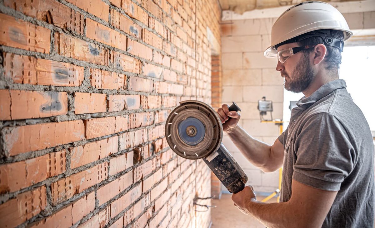 The Rising Demand for Cordless Power Tools in Dubai’s Construction Sector Dubai's construction sector is embracing cordless power tools due to their flexibility and efficiency. Read on: safatcotrading.com/the-rising-dem… #safatcotrading #powertools #tools #cordlesspowertools