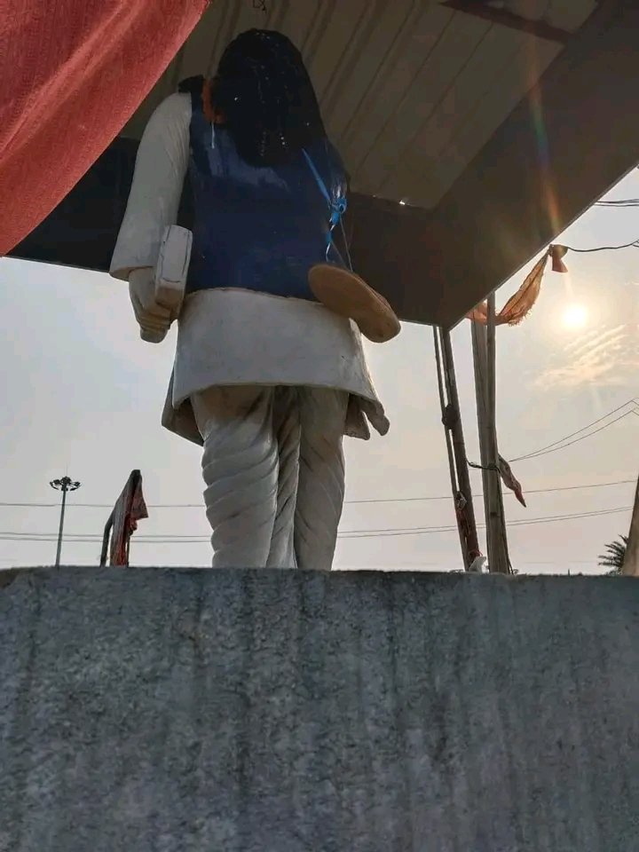 धनबाद : झारखंड के पितामह बिनोद बिहारी महतो की आदमकद प्रतिमा के साथ छेड़छाड़ 
असामाजिक तत्वों ने काला कपड़ा व जूता का माला पहनाया...
यह अपमान नहीं सहेंगे, शर्मनाक घटना की कड़ी निंदा करता हूं, झारखंड विरोधी के खिलाफ जिला प्रशासन त्वरित कड़ा एक्शन ले...

 विनोद बाबू अमर रहे...