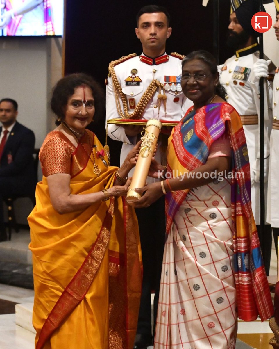 பழம்பெரும் நடிகை வைஜெயந்திமாலா குடியரசுத் தலைவர் திரௌபதி முர்மு அவர்களிடம் பத்ம விபூஷன் விருது பெற்றார்!

#Padmavibhushanaward #Tamilactress #PadmaAwards2024 #Kollywoodglam #Tamilcinemaupdates #Kollywoodactress  #PadmaVibhushan #Vyjayanthimala