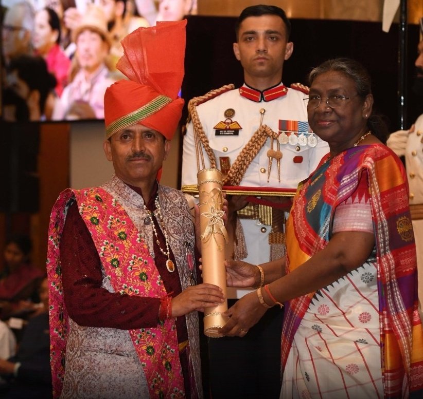 President of India conferred Padma Shri to Romalo Ram of J&K in the field of Art during the civil investiture ceremony in New Delhi on Thursday.
Romalo Ram is a #Dogri folk artist from the Jammu region and is known as the real founder of the Dogri folk song Geetru. 
#Padma Awards