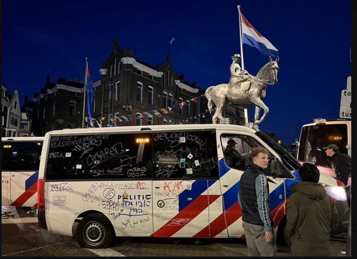 Zie hier een door 'demonstranten ' bekladde politiebus. Teksten als ACAB(all cops are bastards) , politie = Nazi's , nog een gezellig hakenkruisje erop ✔️ en nog wat Arabisch gebrabbel, zie hier het verval van de staat der Nederlanden. Pali-doekje voor, en onderhandelen maar.