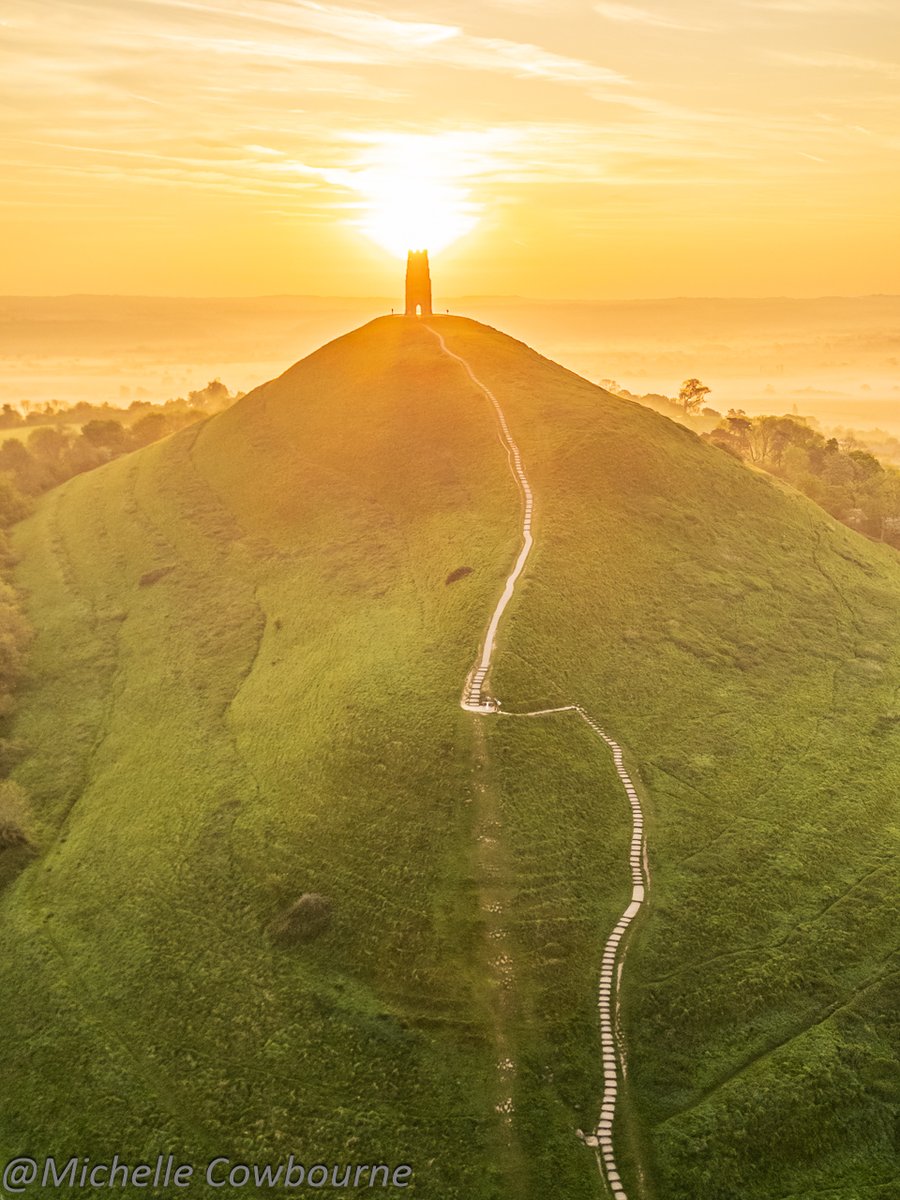 What a gorgeous start to the day here in Glastonbury. Golden sky, mist below, birds singing. #heaven