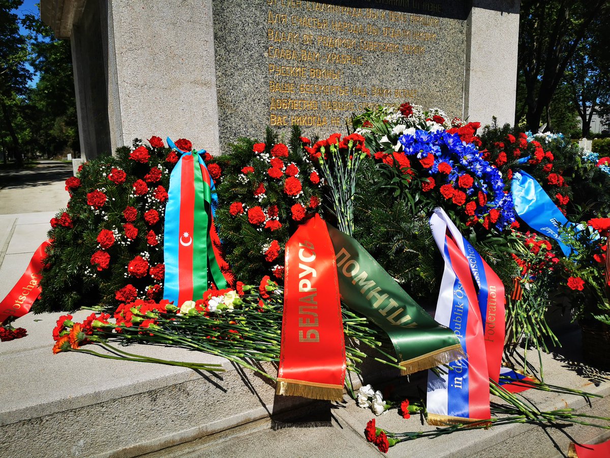 Ambassador of #Belarus to #Austria Andrei Dapkiunas and heads of diplomatic missions 🇦🇲🇦🇿🇰🇿🇰🇬🇷🇺🇹🇯🇹🇲🇺🇿, representatives of 🇦🇹 non-governmental organizations laid wreaths at the monuments to the soldiers of the Red Army at #Schwarzenbergplatz and #Zentralfriedhof of #Vienna. #BY80…