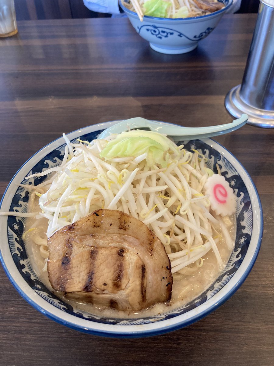 kohken127's tweet photo. 本日のランチ！
本日のラーメン！
濃厚豚骨野菜ラーメン！

#ランチ
#ラーメン https://t.co/KyybWbLDeH
