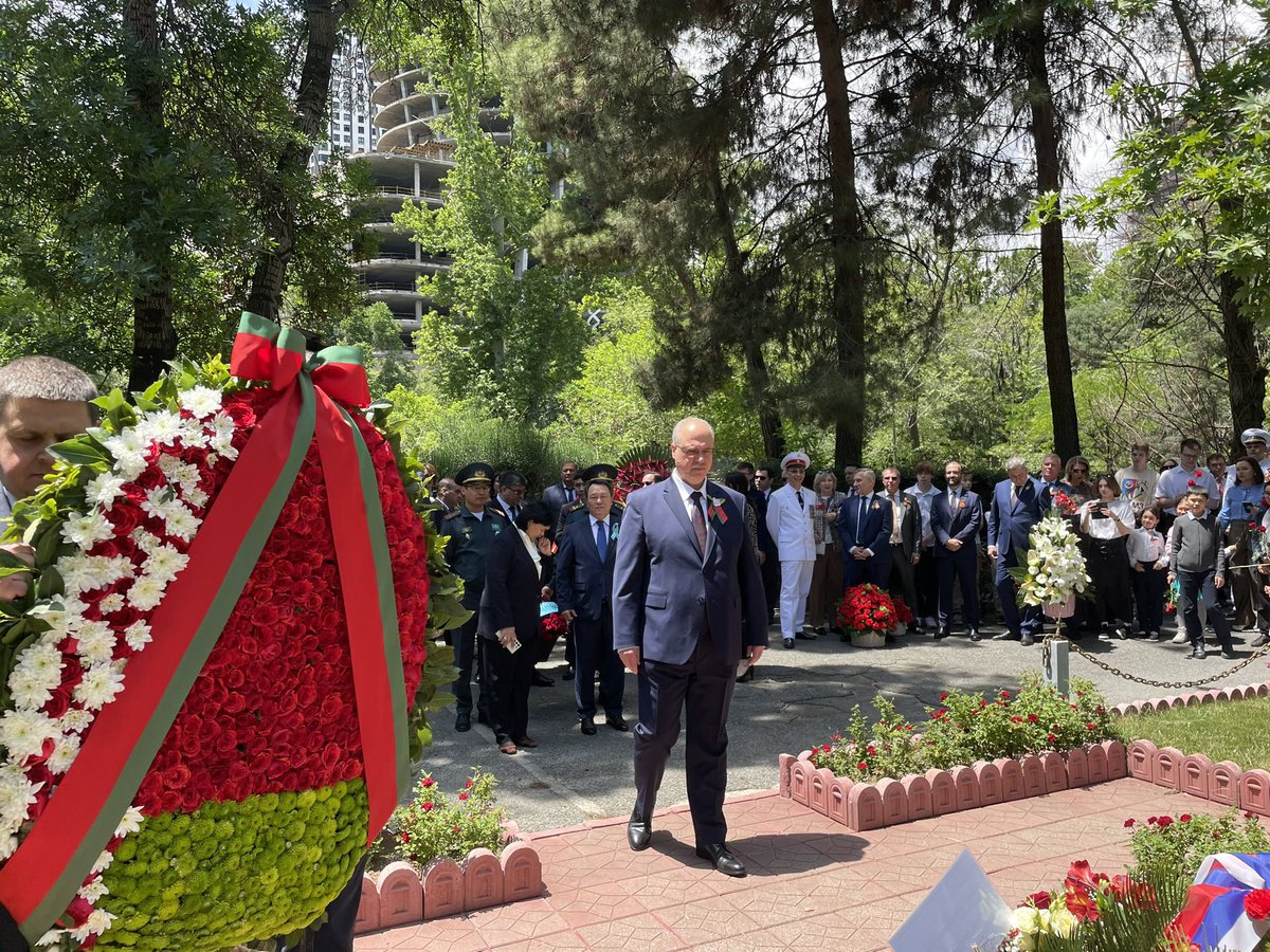 #BY80 The Ambassador of #Belarus to Iran Dmitry Koltsov, Belarusian diplomats and their families participated in a wreath-laying ceremony at the monument to the soldiers killed in Iran during the Great Patriotic War