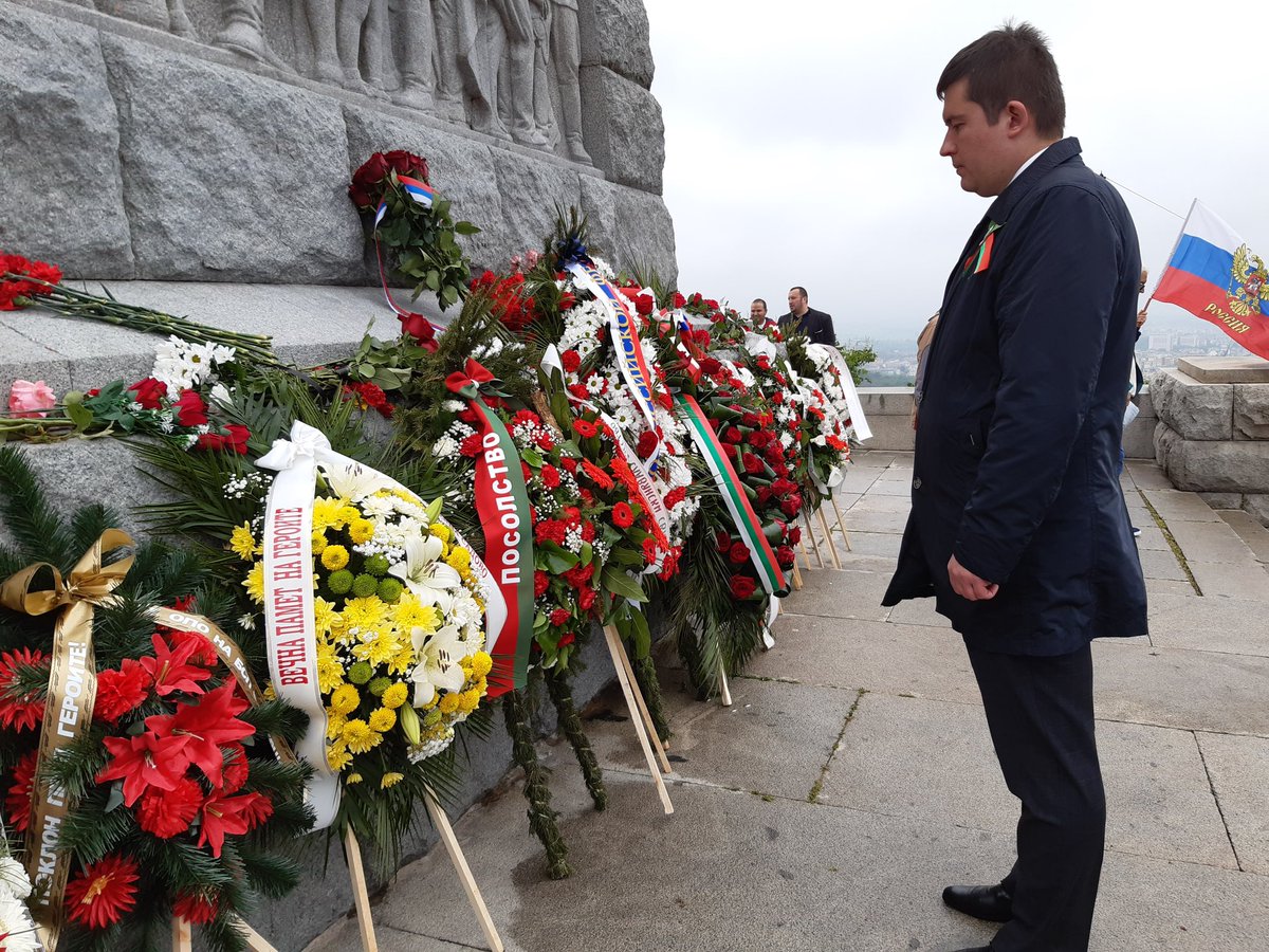 #BY80 Belarusian diplomats in Bulgaria together with Russian colleagues and representatives of Bulgarian society took part in the wreath-laying ceremoniy at the monument to the Soviet Soldier-Liberator Alyosha in Plovdiv «Стои на хълма Альоша, Альоша, Альоша Стои на хълма…