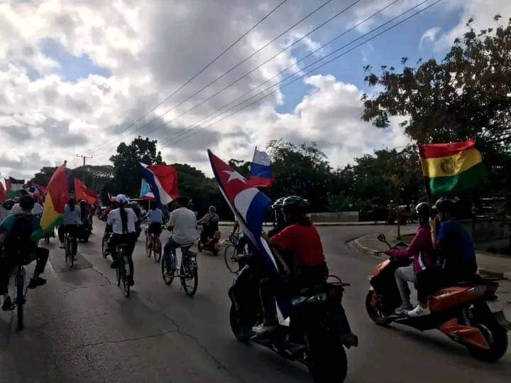 Bicicletada Antiimperialista en #Camagüey exigiendo el cese al genocidio contra el pueblo palestino.

#FreePalestine 🇵🇸
#UstedesNoEstánSolos