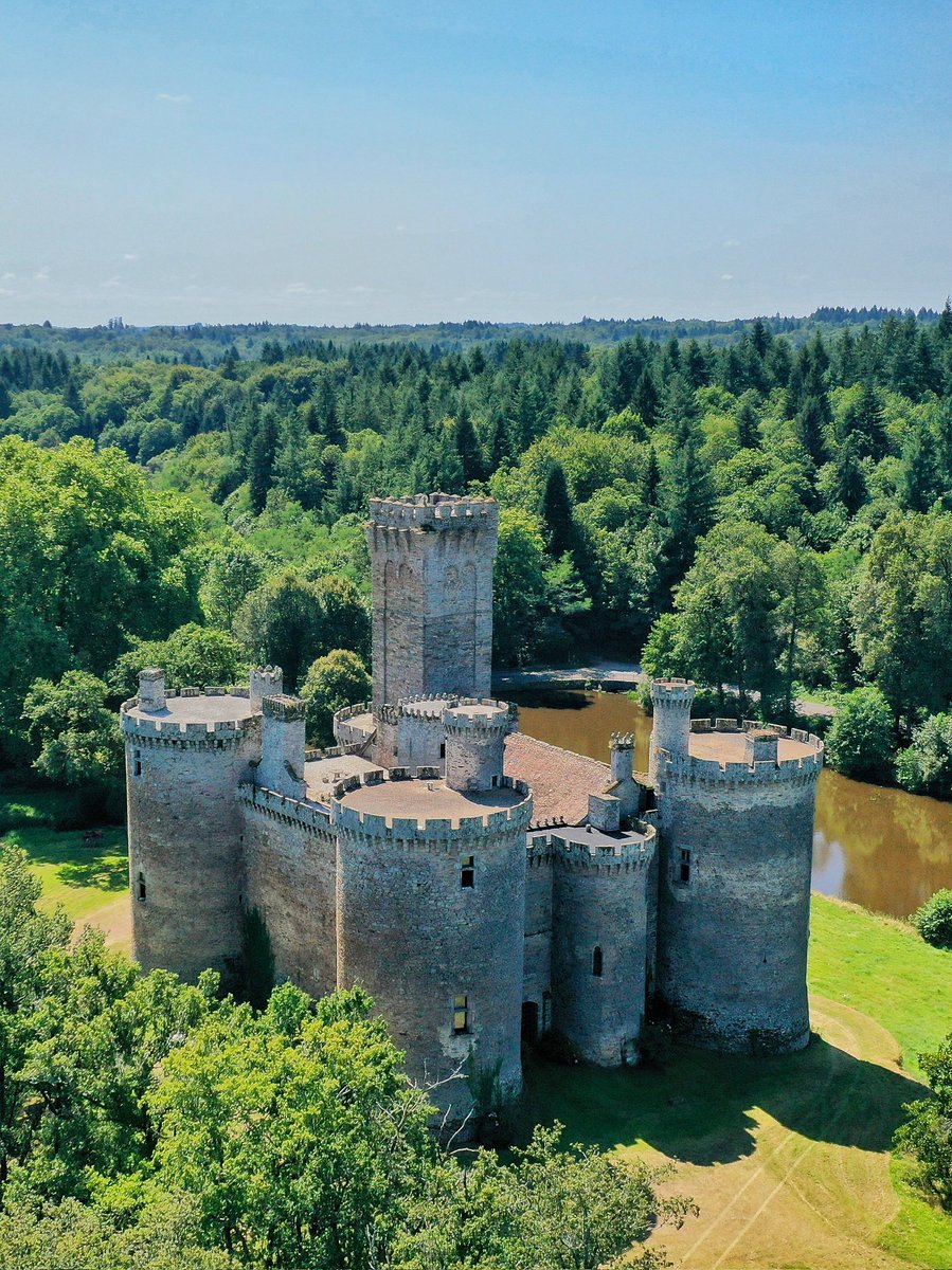 🔴 𝗖𝗛𝗔𝗧𝗘𝗔𝗨 𝗗𝗘 𝗠𝗢𝗡𝗧𝗕𝗥𝗨𝗡 (𝗛𝗔𝗨𝗧𝗘-𝗩𝗜𝗘𝗡𝗡𝗘) | Forteresse militaire, le château de #Montbrun se dresse au fond d'une verdoyante vallée... Incendié en 1385, cet édifice du XIIe siècle est reconstruit quelques années plus tard, avant d'être à nouveau détruit…