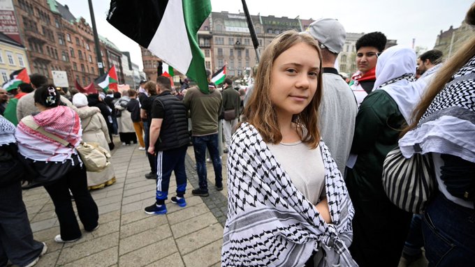 Als ik aan de kant van Hamas zou hebben gestaan, dan was ik daar nu wel klaar mee geweest. Overal waar wat te rellen valt komt deze psychopathische kleuter opdagen. 🤮