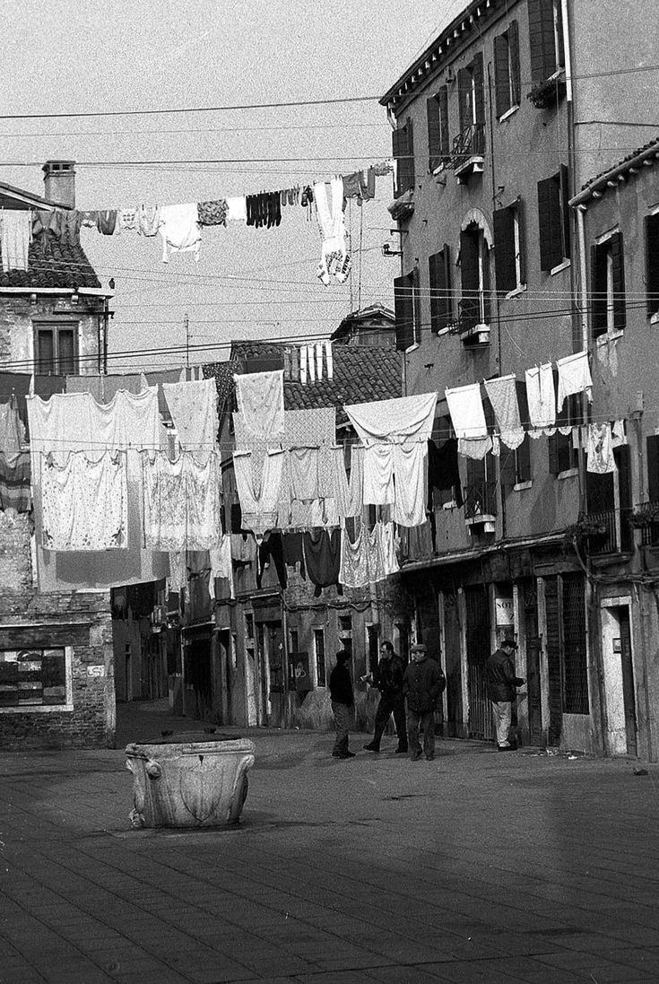 Le città sottili Campo Ruga, giorno di bucato negli anni '70 -' 80 o chissà. Venezia