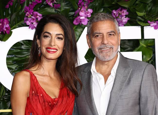 🔘İngiliz Gazeteci / Alan MacLeod: ✒️[ 6 aydan fazla süren soykırımın ardından ne Amal Clooney ne de Clooney Adalet Vakfı “Filistin/Gazze” de yaşanan soykırımdan birkez dahi bahsetmedi. Kendisinin kökeninin Lübnan-Filistinli olmasına rağmen bunu ısrarla yapmadı 1️⃣