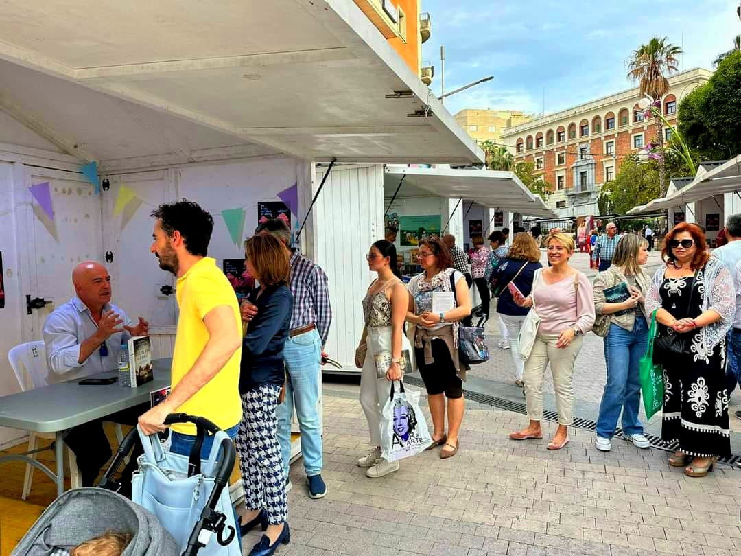 Impresionante acogida en la Feria del Libro de Jaén con colas de lectores para que le firme su ejemplar de 'La maldición de Jericó'. Hora y media sin parar en un ambiente distendido y muy agradable. Enhorabuena a los organizadores. @AlmuzaraLibros #FeriadelLibro #jaen