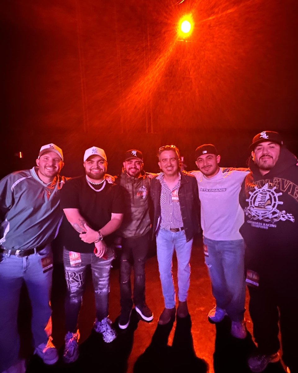 adriangzzg's tweet photo. Un placer conocer a colegas tan exitosos @grupofrontera
Mas gusto da saber que es raza del valluco #puro956 #unx100to #cumbianorteña https://t.co/7vyifd0L3X