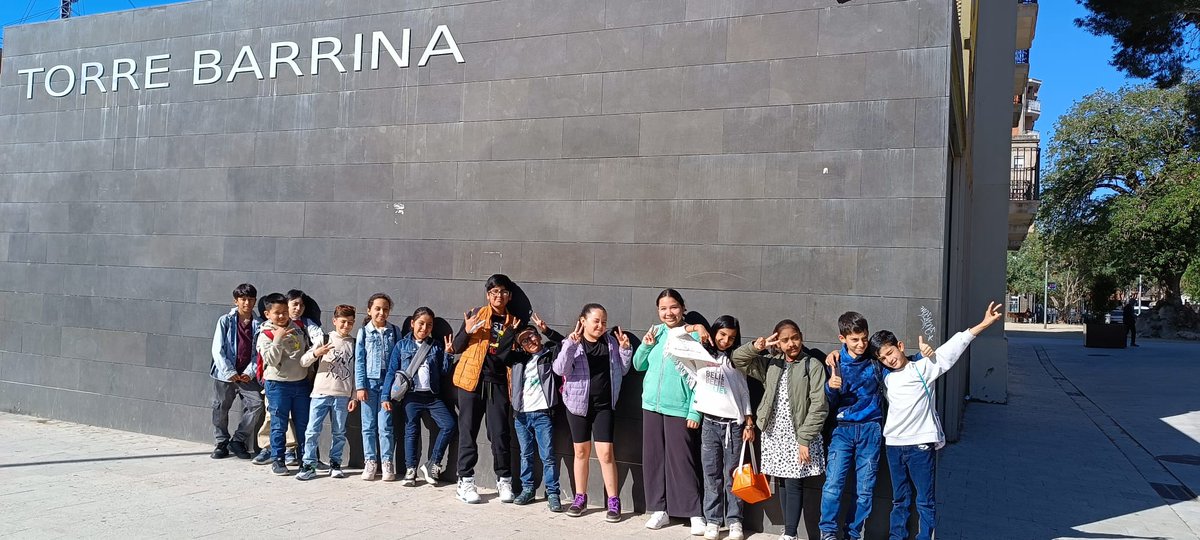 Dimecres, l'alumnat de l'Aula d'Acollida va anar a Torre Barrina a coneixèr la ràdio i gravar un programa creat per ells mateixos! Una gran experiència! @afapompeulh @CRPHospitalet @LHEDUCACIO