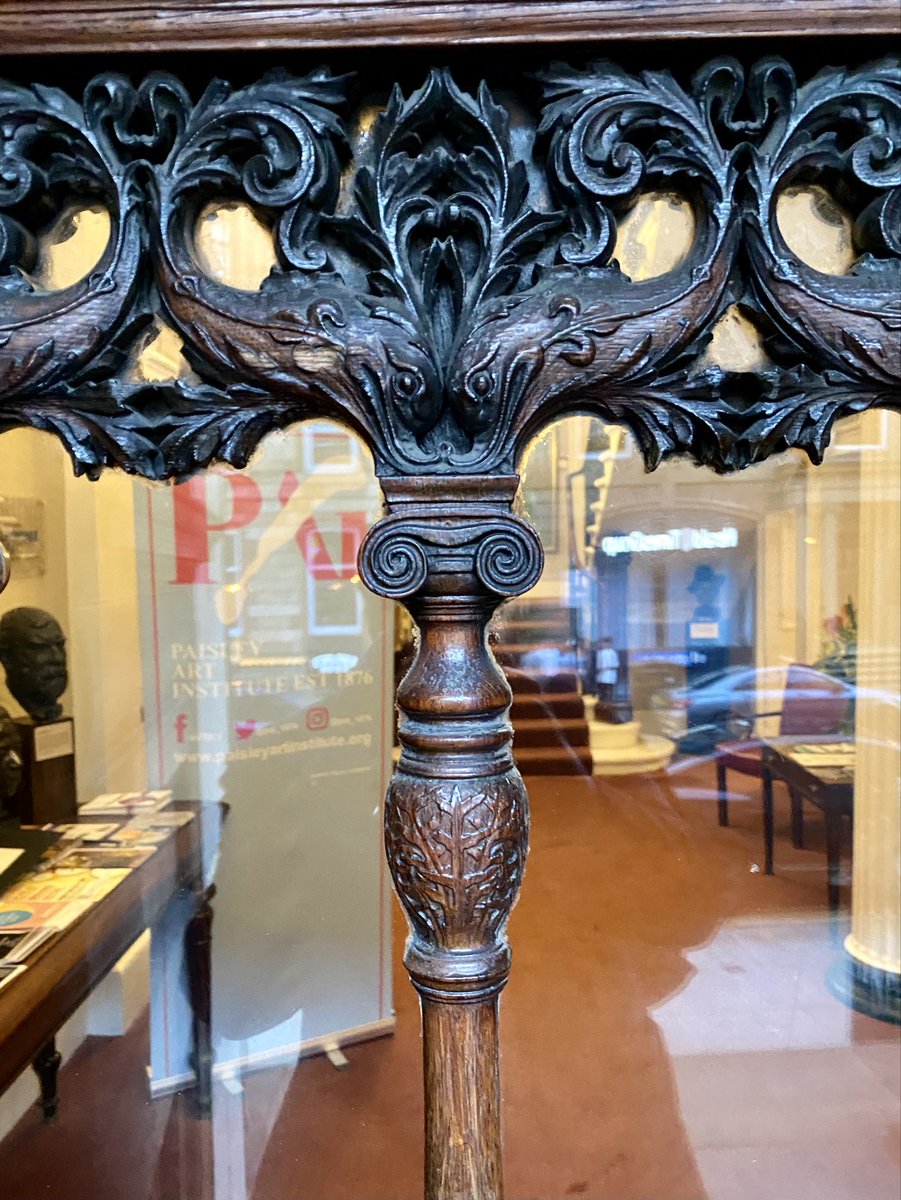 #MomentsOfBeauty in #Glasgow: This exquisitely carved piece of ornamental woodwork is a detail from Charles Rennie Mackintosh’s double door front entrance to the Glasgow Art Club. If you look above the Ionic Capital you’ll see twin dolphins which transform into trees…👇👀🥰!