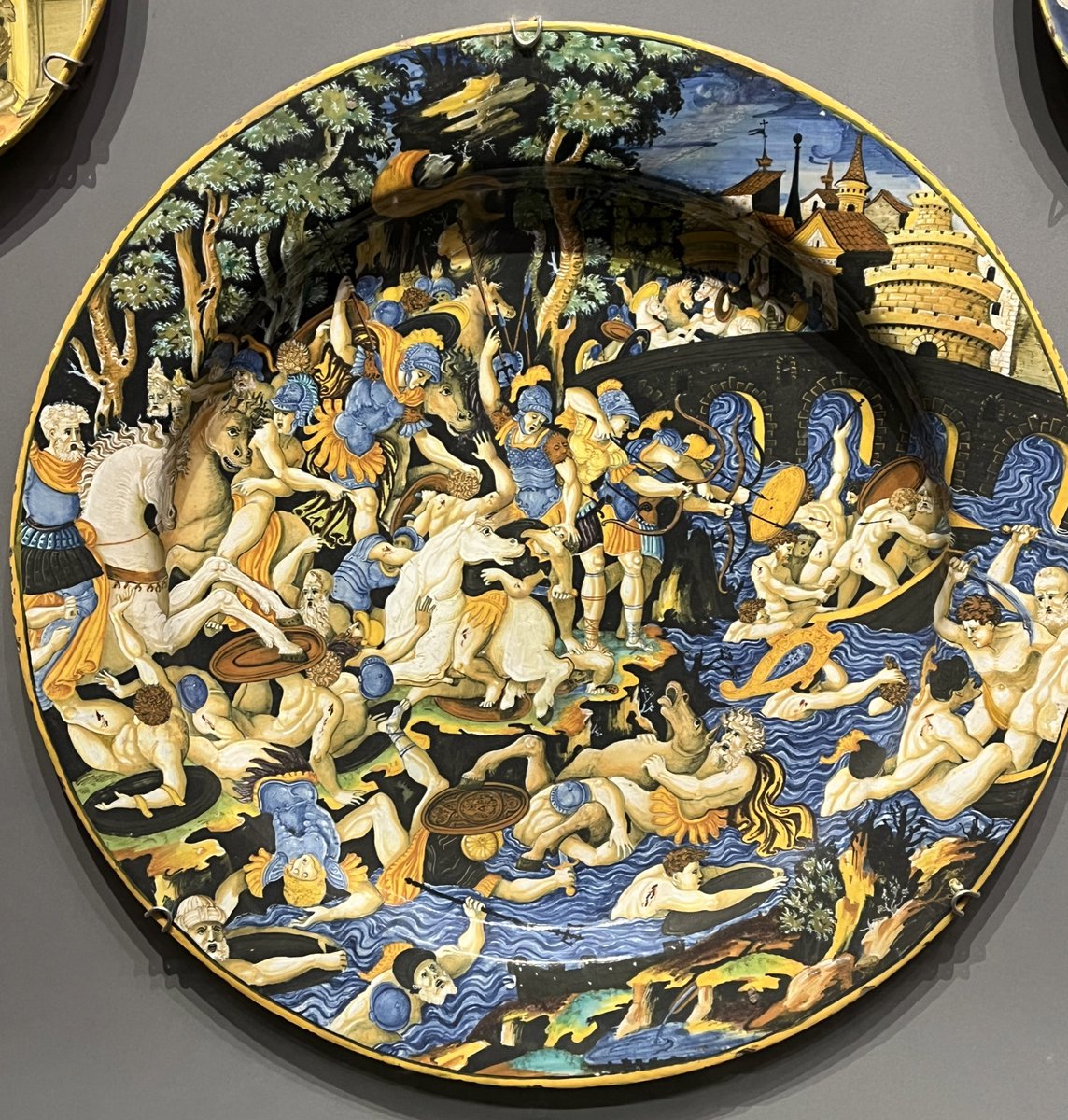 Le Musée de Capodimonte détient de belles majoliques, dont cet Incendie de Troie (Urbino ou Casteldurante) daté de 1545-1550.