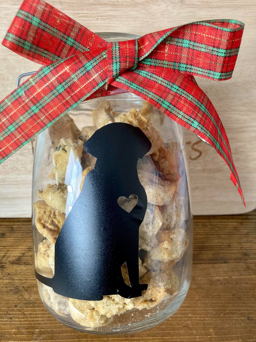 Keep dog biccies at their best with an attractive bespoke treat jar 🍪 Filled with a range of natural grain free treats that can be personalised with a breed silhouette. dotty4paws.co.uk/product/glass-… #MHHSBD #Earlybiz