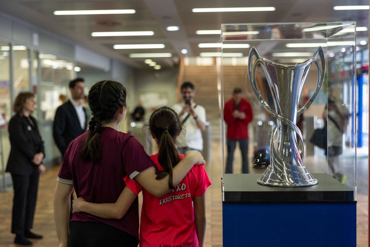 ⚽UEFA Women's Champions League Finaleko Kopak Bizkaian zehar mugitzen jarraitzen du! Oraindino Balmaseda, Barakaldo, Igorre, Basauri, Elorrio eta Markina-Xemeninen ikus dezakezu. final2024bilbao.com #AskoDagoJokoan #SanMamesTopera #BizkaiadeChampions #QueensOfFootball