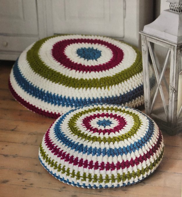 #earlybiz 𝐂𝐫𝐨𝐜𝐡𝐞𝐭 𝐆𝐢𝐚𝐧𝐭 𝐅𝐥𝐨𝐨𝐫 𝐏𝐨𝐮𝐟𝐟𝐞𝐬💙 Create cosy and stylish pouffes to add comfort and flair to any room. The design includes instructions for both large and small sizes, using simple crochet stitches suitable for crafters of all skill levels.…