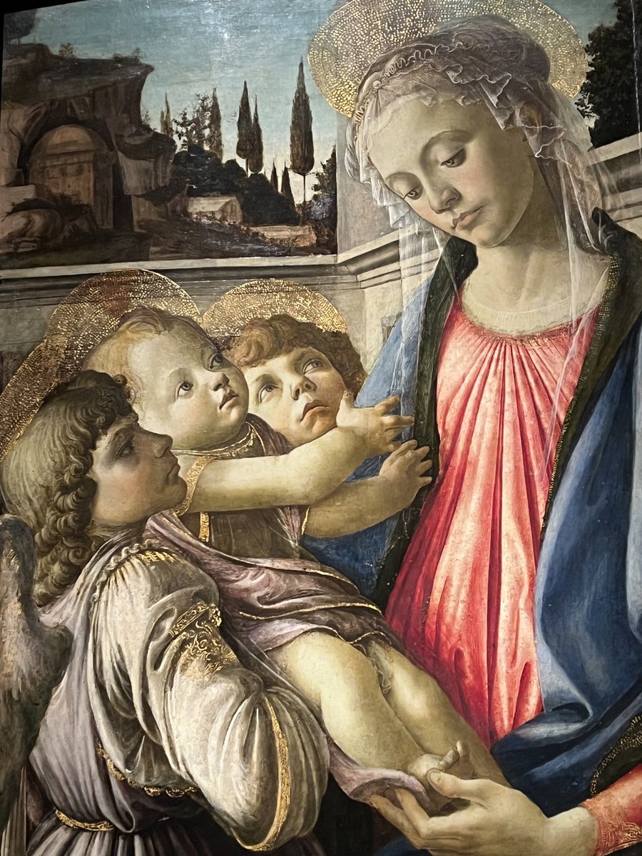 Au musée de Capodimonte, admirer ce chef d’œuvre du jeune Botticelli, la Vierge à l'Enfant avec deux anges, l’attitude rêveuse de sa Madone, les mouvements des drapés et mains, la subtilité de ses coloris.