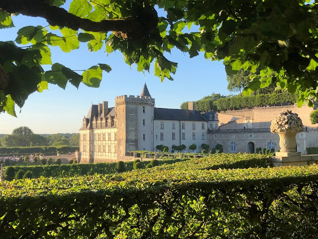 Have a good weekend everyone...why not visit one of the beautiful Loire Valley chateaux. Villandry is beautiful under the sun. 📷@iamjamescraig experienceloire.com/loire-valley-c…… #FridayFeeling #LoireValley #travel #weekendvibes #bonweekend #MagnifiqueFrance