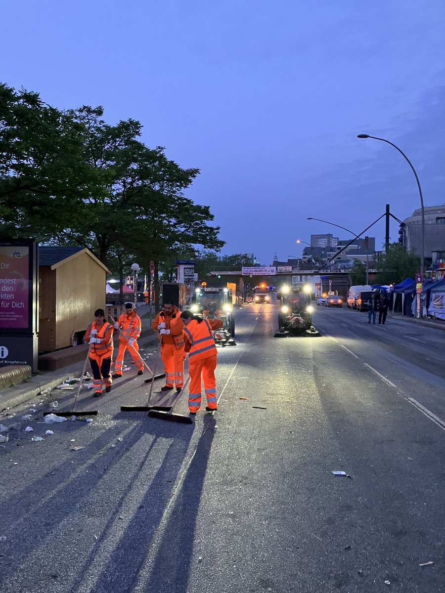 Himmelfahrt und #Hafengeburtstag in Hamburg - das bedeutet leider viel Müll, leere Glasflaschen und verschmutzte Straßen. #TeamOrange war heute Nacht für euch im Einsatz und hat die Überreste der Partynacht beseitigt.