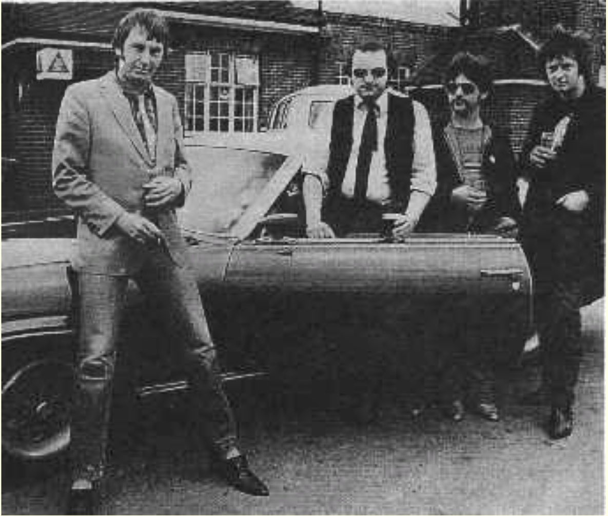 Remembering Lee Brilleaux, legendary Dr. Feelgood frontman, born #OnThisDay 1952, and gone too soon. 📷 Lee, Figure, Sparko and Gypie outside the Admiral Jellicoe, sadly long on, on Lee’s beloved Canvey Island (UA, 1980). @NewWaveAndPunk