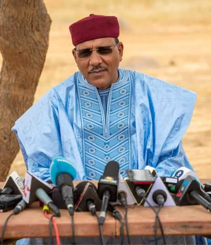 #Niger: Comment peut-on garder une personnalité du rang du président @mohamedbazoum pendant plus de 9 mois de maniére extrajudiciaire et venir nous parler du verdict de la levée de son immunité. Sa détention est illégale, injuste et la CJ de la @ecowas_cedeao l'a clairement dit.