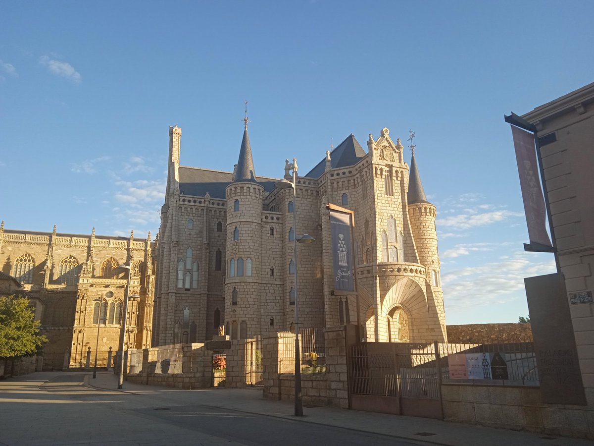 Palacio episcopal de Astorga, al que ampulosamente llaman 'Palacio Gaudi' a modo de reclamo turístico. Desde el punto de vista de la obra de Gaudi es, sin embargo, 'un alborto'. #ExinCastillos