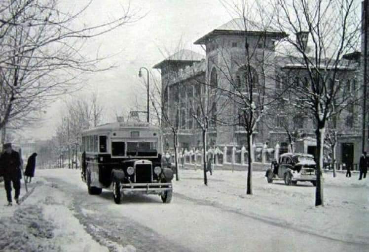 Gördüğünüz bu fotoğraf 1950'li yılların Ankara'sına ait. 

Sağ taraftaki yapı 1929'da İtalyan Mimar Giulio Mongeri tarafından inşa edilen ve Birinci Ulusal Mimarlık Dönemi yapılarından Ziraat Bankası binasıdır.