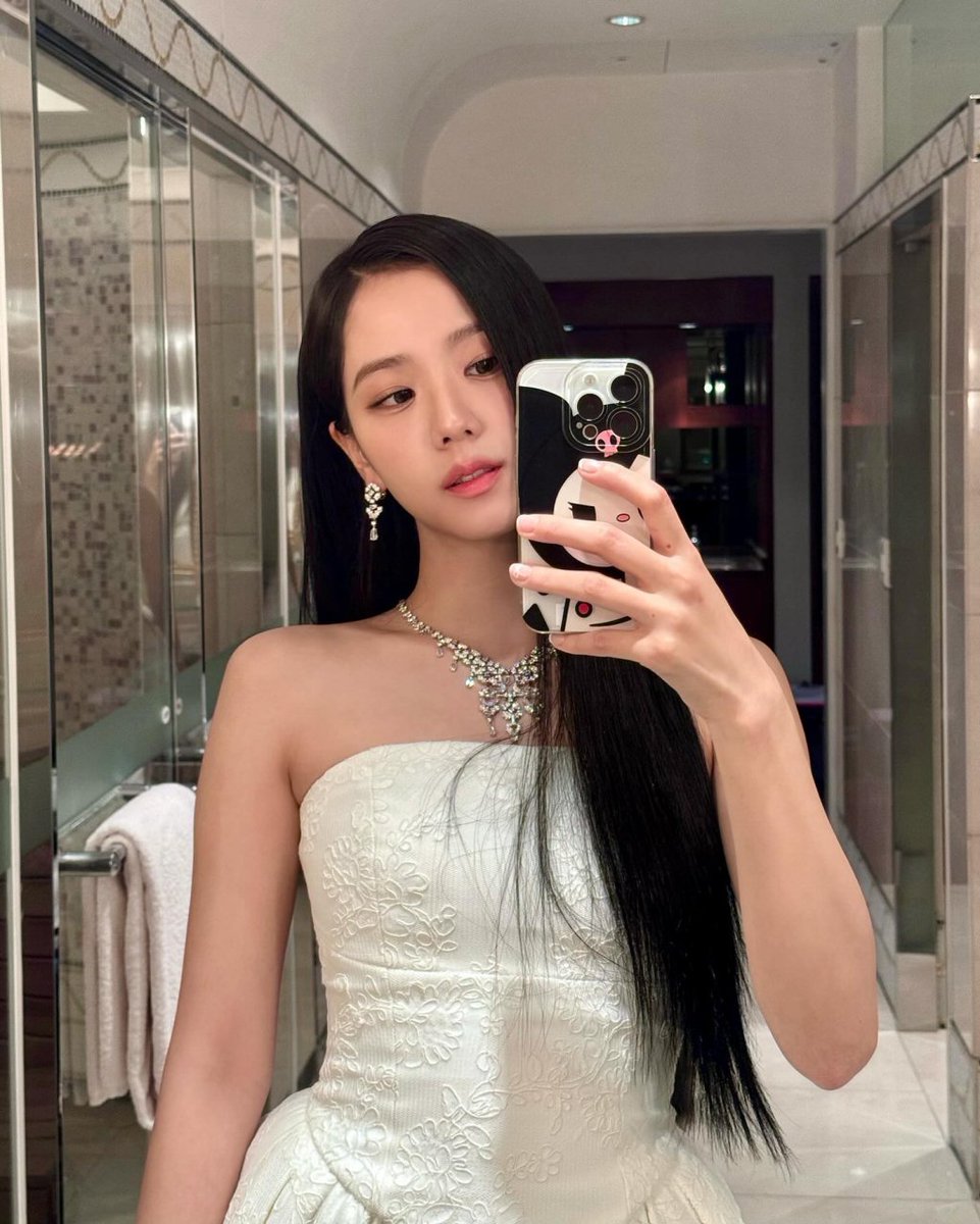 JISOO shone brilliantly with her picturesque beauty. 'The jewelry set #JISOO wore is from Cartier's new high jewelry collection, Le Voyage Recommencé. #Cartier's official Instagram also introduced the collection by posting pictures of Global Ambassador JISOO as thumbnail.'