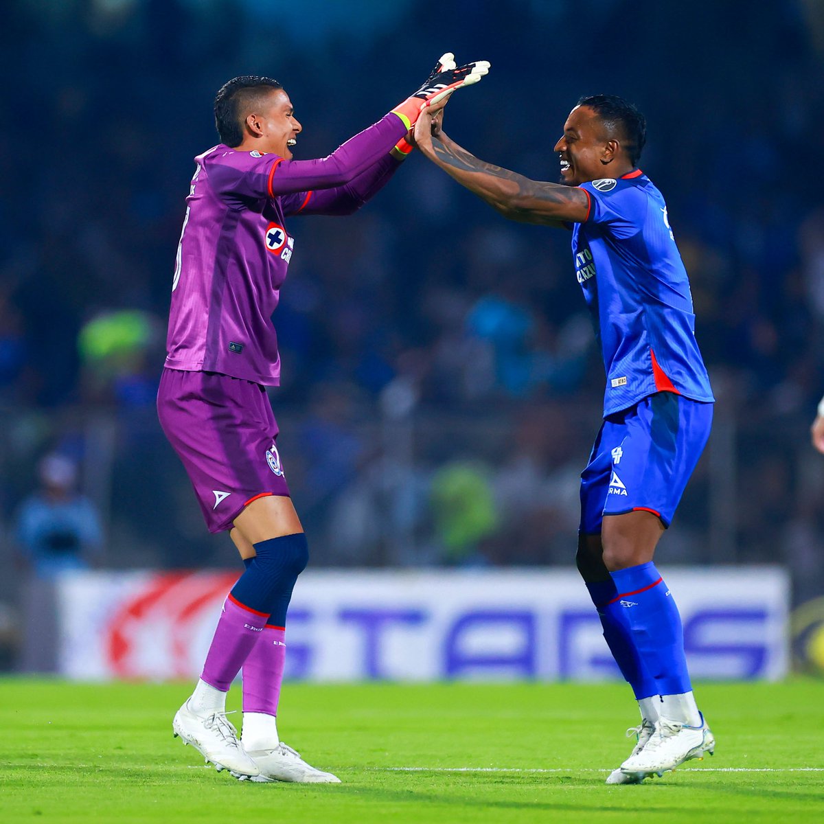 ¿Sabías Qué 📚⚽️? Kevin Mier fue una de las claves para que @CruzAzul consiguiera una ventaja en la Ida de los 4tos de Final: -4 atajadas 🧤 -2 juegos aéreos ✈️