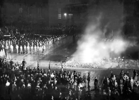 „Ich stand vor der Universität eingekeilt zwischen Studenten in SA- Uniform,sah unsere Bücher in die zuckenden Flammen fliegen u.hörte die schmalzigen Tiraden des kleinen abgefeimten Lügners.Begräbniswetter hing über der Stadt. Es war widerlich.“
E.Kästner Bücherverbrennung 1933