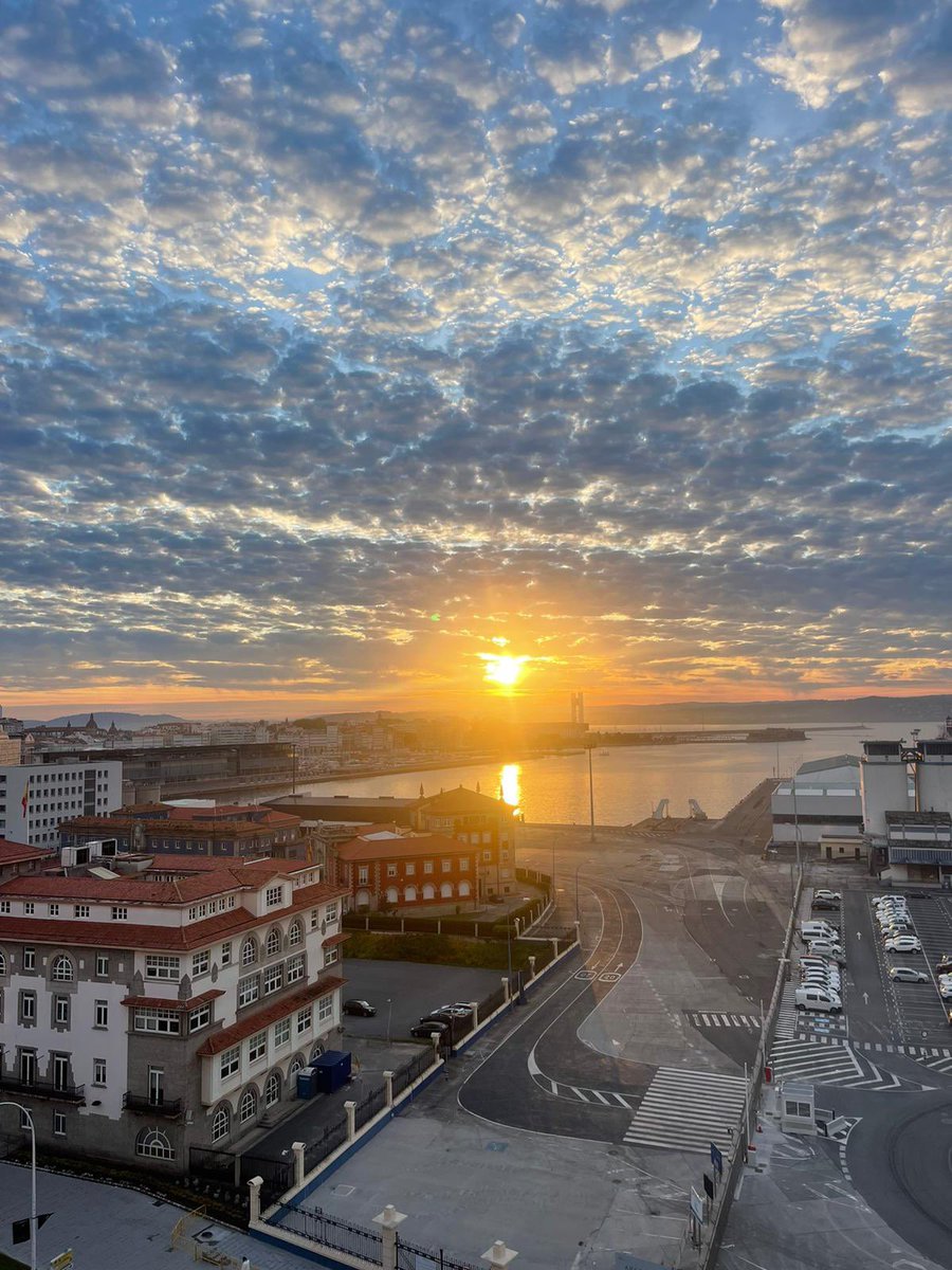 Empieza el viernes en A Coruña con cielo blanquiazul y naranja. #VDAC