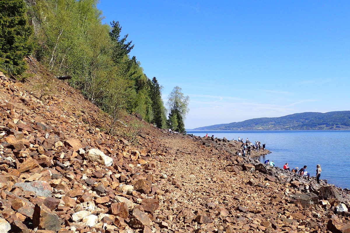 5月の誕生石エメラルド🟩
ノルウェーのエメラルド観光鉱山は湖畔にあり、水位が低い春から夏の終わりまでの期間限定営業です。エメラルドは他の石と色の違いがはっきりしていてとても見つけやすいので、採集初心者の方にもおすすめです。