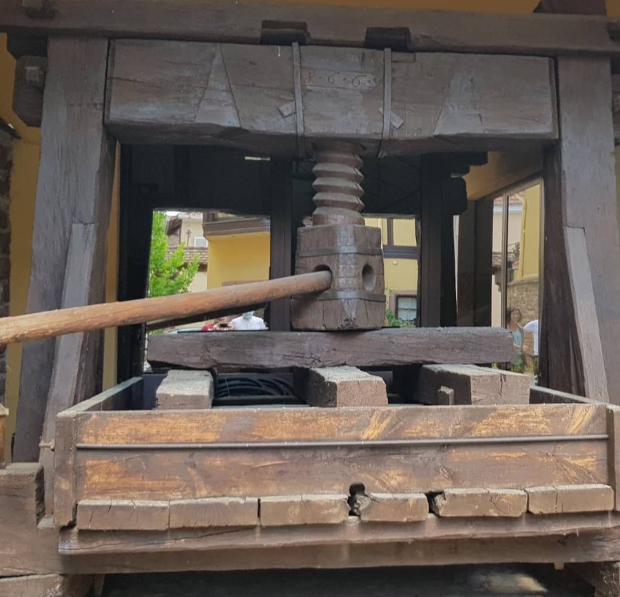 In the courtyard of the estate stands our old wine press dating from 1669 !

#fredericmochel #winepress #familywinery #traenheim #drinkalsace #alsacerocks

(Photo : Tristan Gidemann Matter)