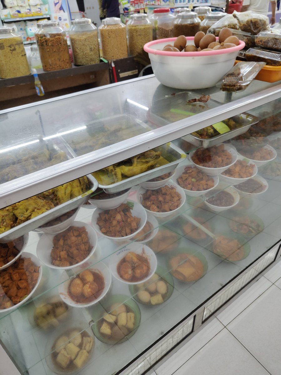 Widino's tweet photo. Buset, baru kali ini gw masuk swalayan di dalemnya gabungan supermarket, pasar basah, toko kue, dan warteg HAHAHA.

Segala kue basah, masakan jadi, sampe kebutuhan masak ada semua. Borma lewat ini mah 🤣

Mitra Swalayan Tegal, definisi yg sesungguhnya dari "Tegal Laka Laka" 🔥🔥 https://t.co/dhnLDuMTIE