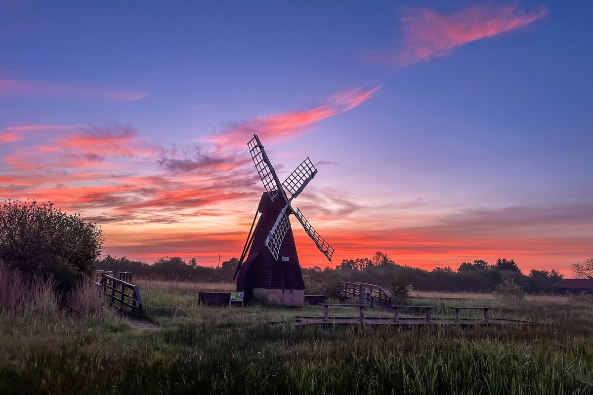 I take a combination of iPhone & @CanonUKandIE images as they give me different results @WickenFenNT today @WeatherAisling @ChrisPage90 @ElyPhotographic @SpottedInEly @AP_Magazine @OPOTY #loveukweather #sunrise #dawn @StormHour @ThePhotoHour #landscapephotography