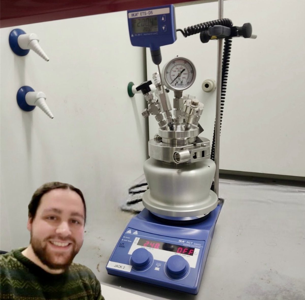 Can you handle the pressure? @LEMacKz can. Utilising the PressureSyn from @Asynt (developed by @1stevehowdle @ChemistryUoN) Lewis is able to perform reactions at high pressure safety & easily. Check out all the latest from his group’s website @StrathChem #RealTimeChem
