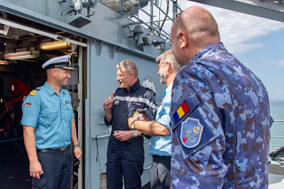 Konteradmiral Yannick Bossu, französischer Kommandeur der #SNMG2, war auf dem Minenjagdboot „Grömitz“ der #BundeswehrimEinsatz bei der #NATO-Unterstützungsmission in der #Ägäis zu Besuch. Er wurde von Fregattenkapitän Bastian Fischborn empfangen und über die Lage informiert.